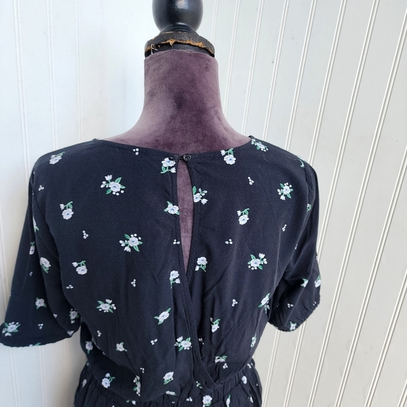 Old Navy Jumpsuit Woman’s Black White Floral Short Sleeve Viscose Sz S - Picture 10 of 16